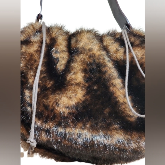 Faux fur furry shoulder bag color Chocolate brown - Picture 4 of 8